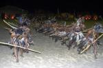 índios em ritual com pedaços de madeira