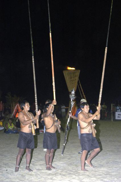 três índios na arena com lanças