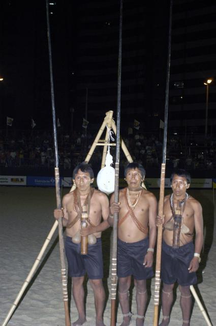 três índios na arena com lanças