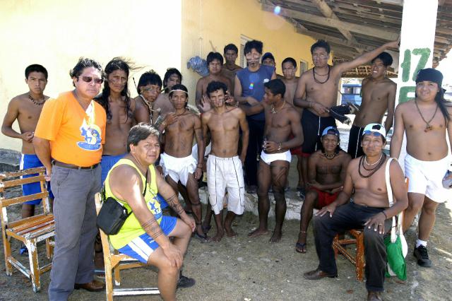 índios posando para foto