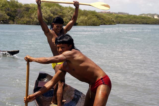 índios em canoa, remando