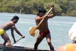 índios em canoa, remando