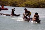 índios em canoa, remando