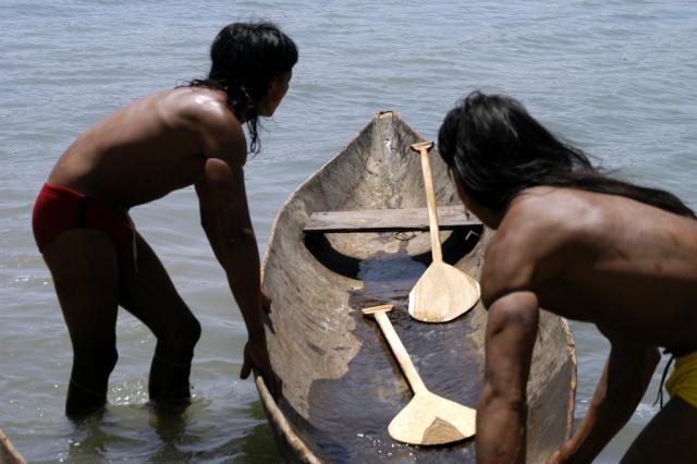 índios arrastando canoa