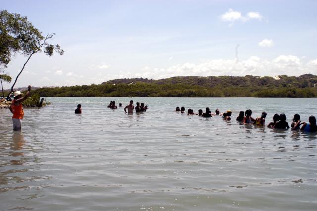 índios no rio, aguardando sinal para competição