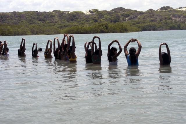 índios se preparando para nadar