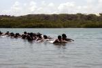 índios nadando