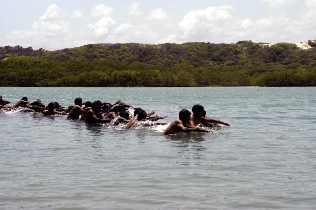 índios nadando