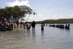 índios se preparando para nadar