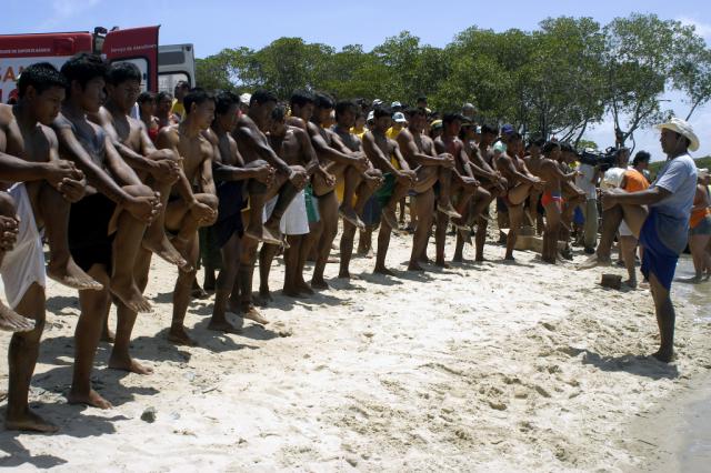 índios se alongando antes de nadar