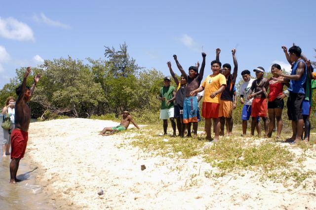 Índios comemorando