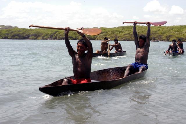 Índios em canoa comemorando