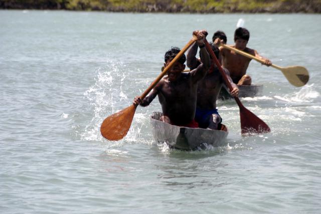 Índios remando