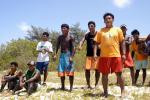 Índios torcendo em competição de canoagem