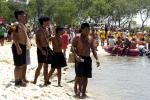 índios à beira da praia, observando competição