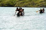 índios remando em competição de canoagem