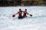 índios remando em competição de canoagem