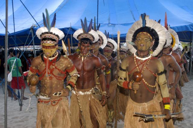 Filas de índios em ritual