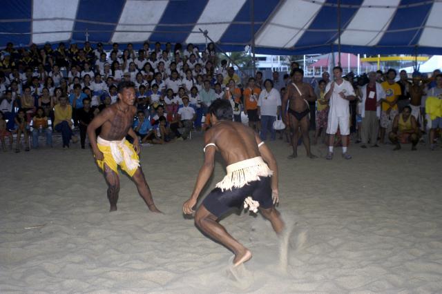 índios em luta corporal