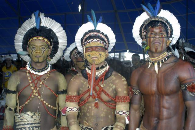 Índios com adereços e cocar típicos