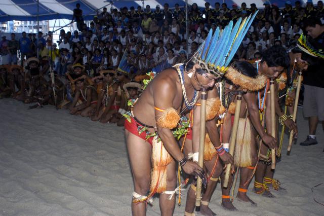 índios em ritual na arena 