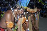 índios em ritual na arena 