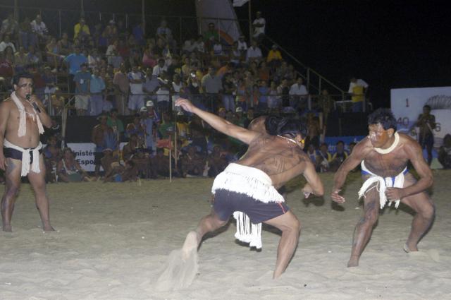 índios em luta corporal