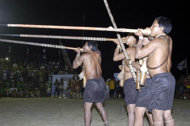 índios com zarabatana