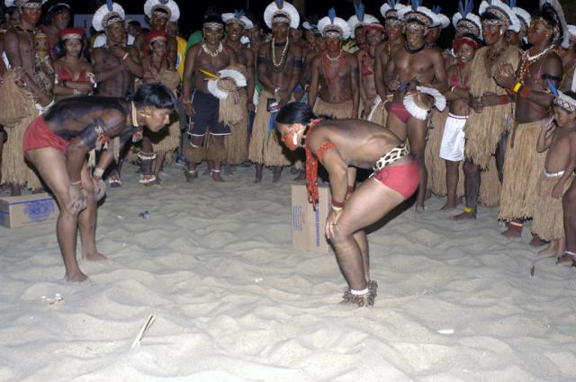 Índios aguardando para começar luta corporal