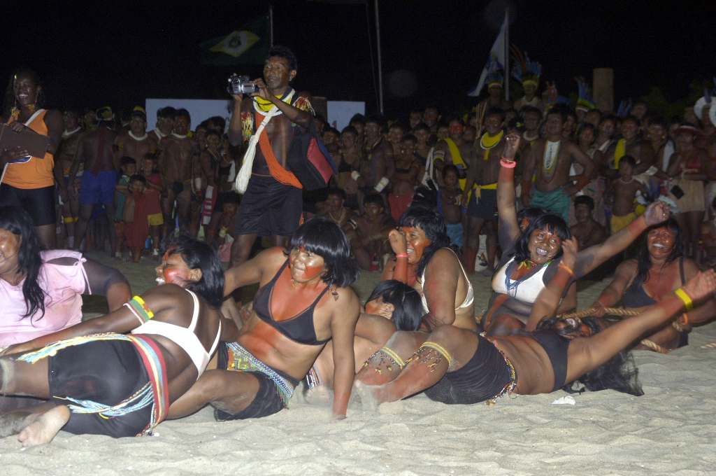 Índias disputando cabo de força