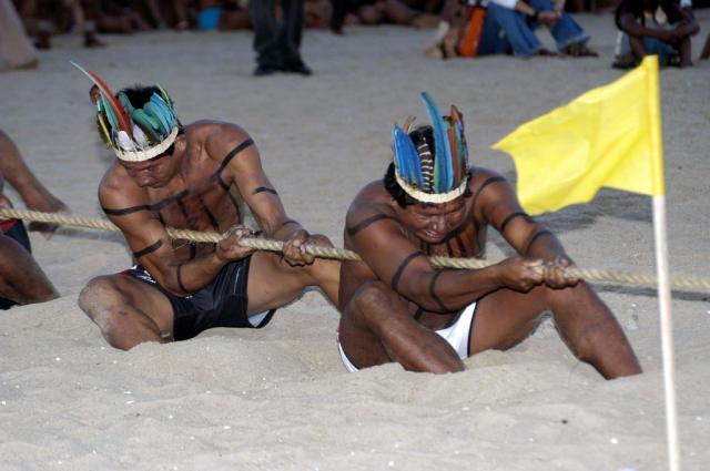 Índios disputando cabo de força