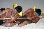 Índios disputando cabo de força