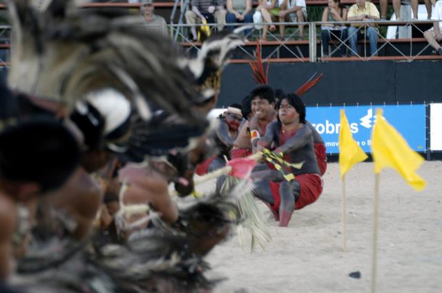 Índios disputando cabo de força