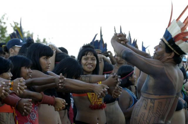 Índios se alongando