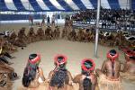 Índios em círculo no centro da tenda