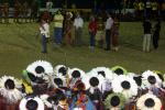 Índios sentados na arena