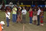 Índios e organizadores no centro da arena