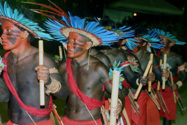 Índios em fila em ritual